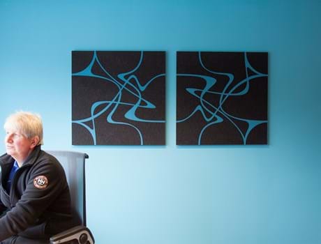 akustikmoduler Twister i filt på blå væg